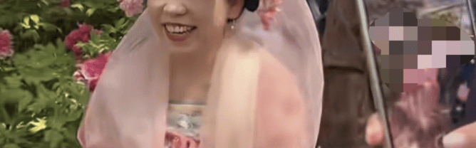 52岁邓亚萍穿华美汉服赏牡丹，浓妆艳抹与花比美，网友直言：不愧是世界冠军！