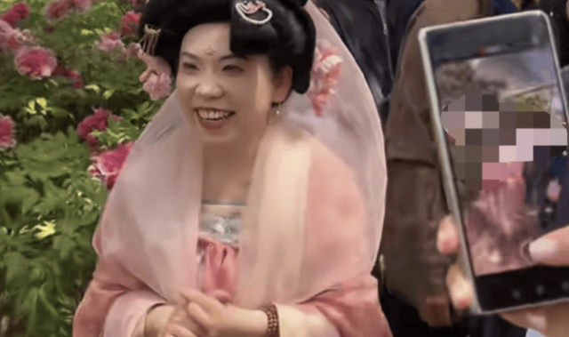 52岁邓亚萍穿华美汉服赏牡丹，浓妆艳抹与花比美，网友直言：不愧是世界冠军！