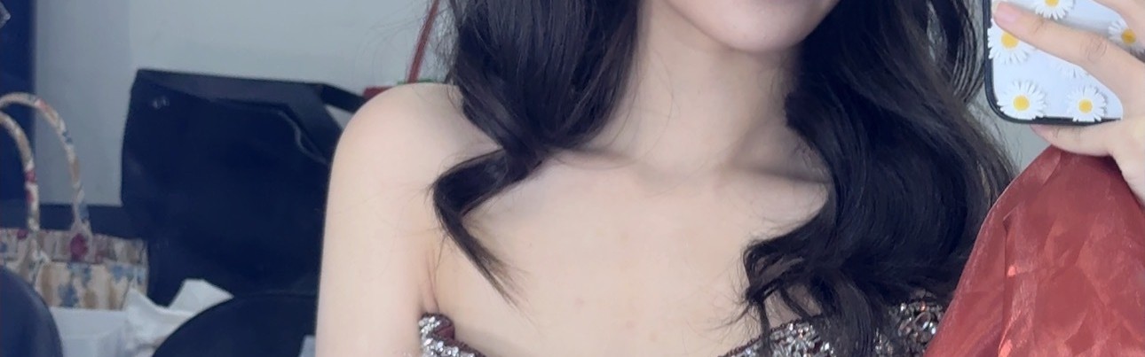 DB真人旗舰越来越有女人味😍小钰晒照回顾去年：大波浪韵味十足 甜美少女仍可扮演