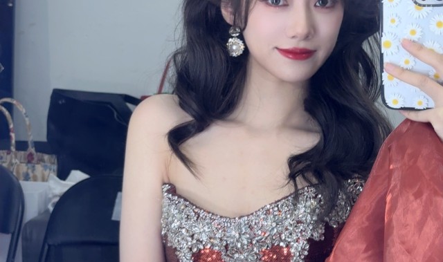 DB真人旗舰越来越有女人味😍小钰晒照回顾去年：大波浪韵味十足 甜美少女仍可扮演