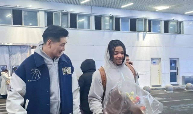 DB真人旗舰新援来袭！江南的城：新疆新援爱德华兹已抵达乌鲁木齐🛬️