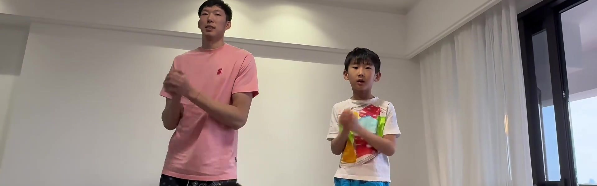 DB视讯官网送祝福！周琦与两个儿子给球迷拜年 正月初二将参加男篮集训