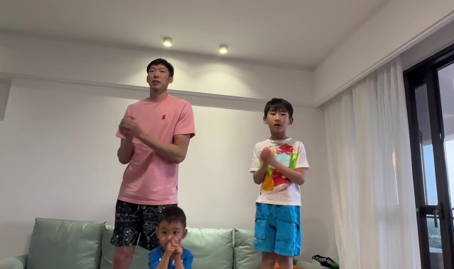 DB视讯官网送祝福！周琦与两个儿子给球迷拜年 正月初二将参加男篮集训