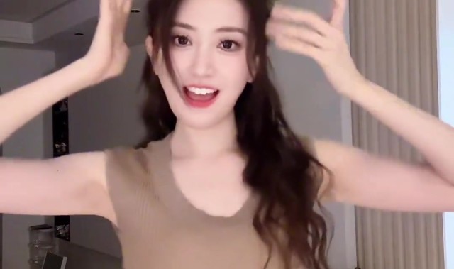 DB电子官网无畏契约赛事主持人唯嘉分享视频：摸鱼时刻，舞一曲