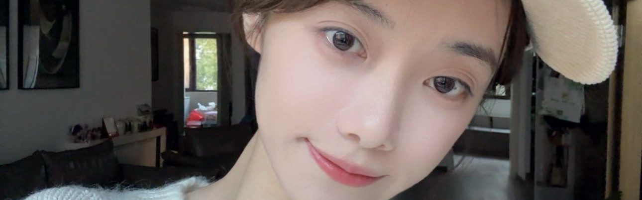 DB视讯百家乐LPL女持人小钰晒照并配文：限定归家版穿搭，大红格睡裤