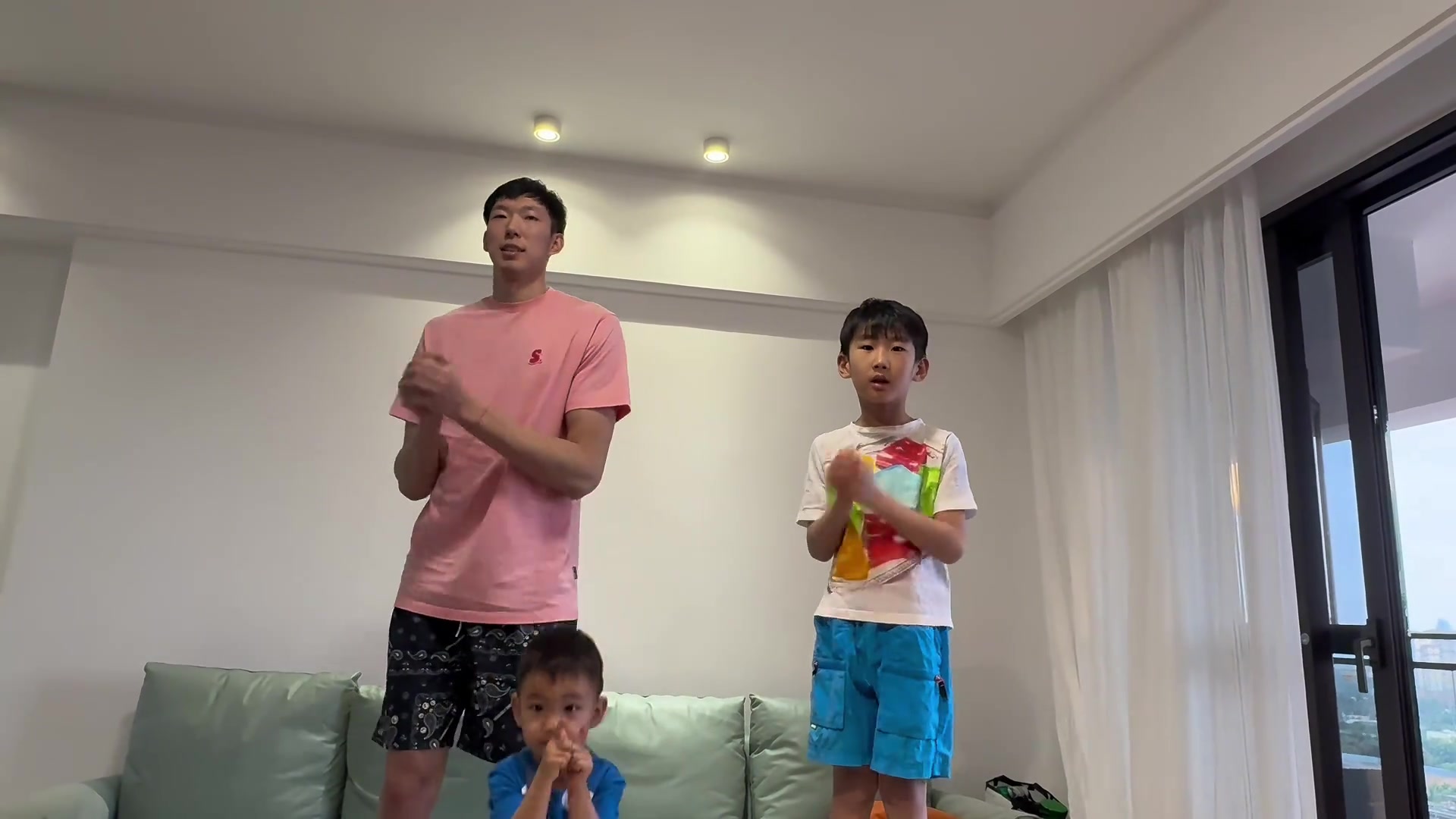 DB视讯官网送祝福！周琦与两个儿子给球迷拜年 正月初二将参加男篮集训