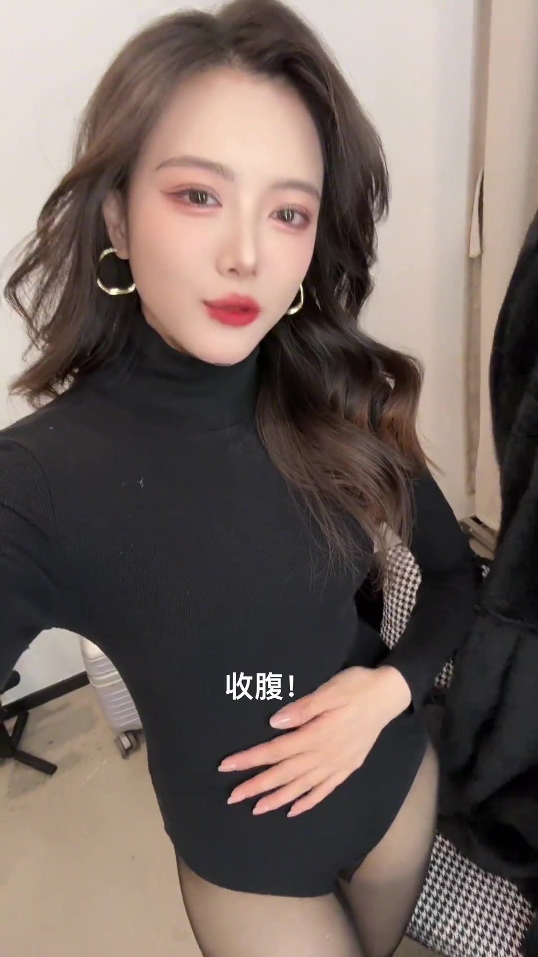 DB真人旗舰黑丝驼子！LPL女主持人骆歆分享视频：来拍肯豆风 收腹！