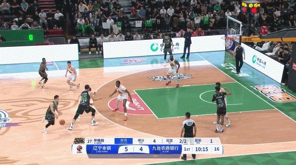 DB视讯百家乐依然很拼！赵继伟传球被干扰 韩德君救球飞出场外&但最终还是失误