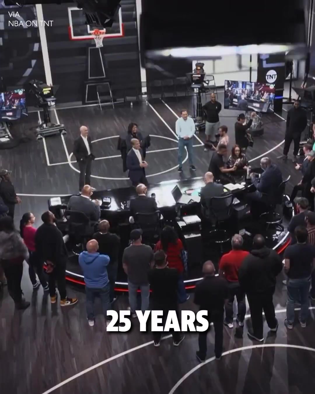 DG视讯官网平台泪目😭TNT结束与NBA36年合作 为全体员工颁发戒指&合影留念